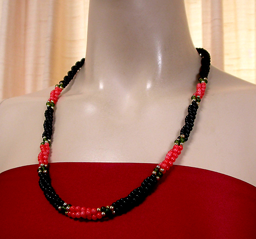 a beautiful vintage costume jewelry necklace unsigned
