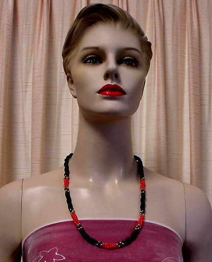 a beautiful vintage costume jewelry necklace unsigned