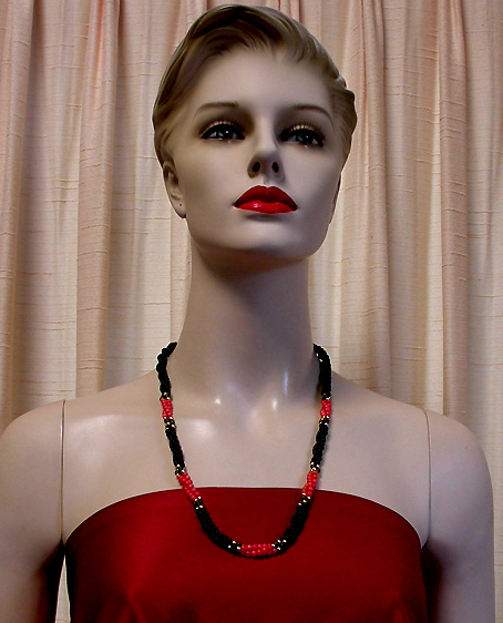 a beautiful vintage costume jewelry necklace unsigned