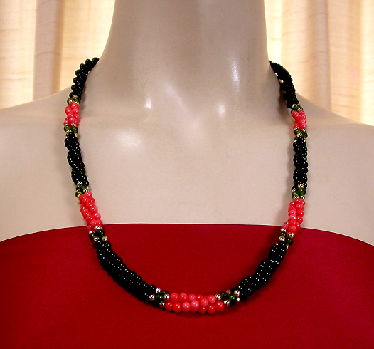 a beautiful vintage costume jewelry necklace unsigned