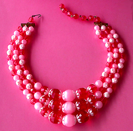 a beautiful vintage costume jewelry necklace unsigned