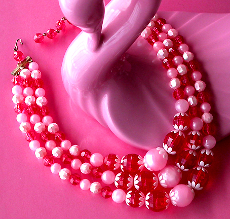 a beautiful vintage costume jewelry necklace unsigned