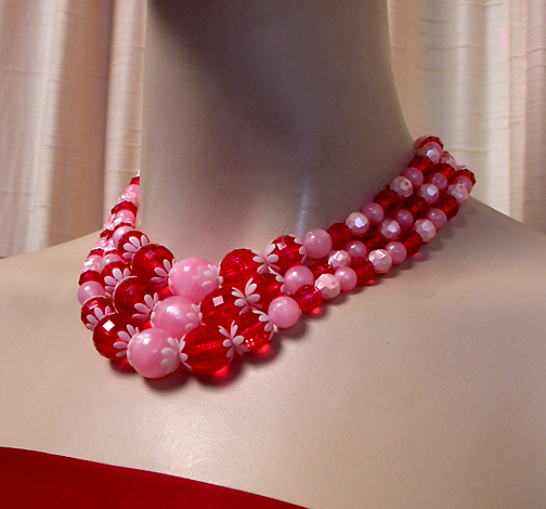 a beautiful vintage costume jewelry necklace unsigned