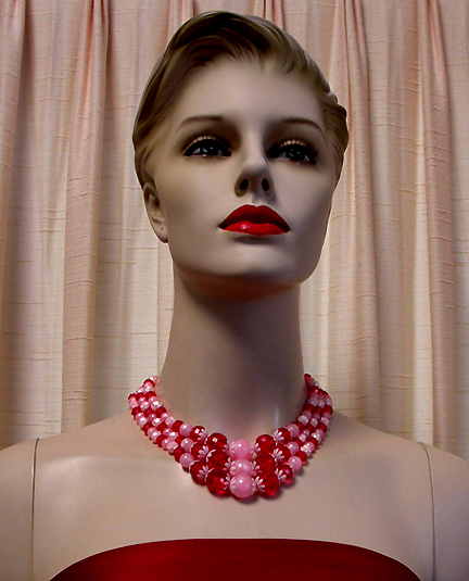 a beautiful vintage costume jewelry necklace unsigned