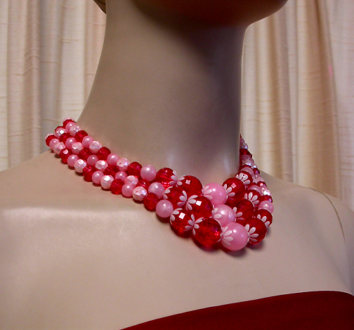 a beautiful vintage costume jewelry necklace unsigned