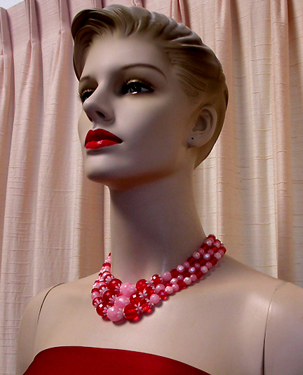 a beautiful vintage costume jewelry necklace unsigned