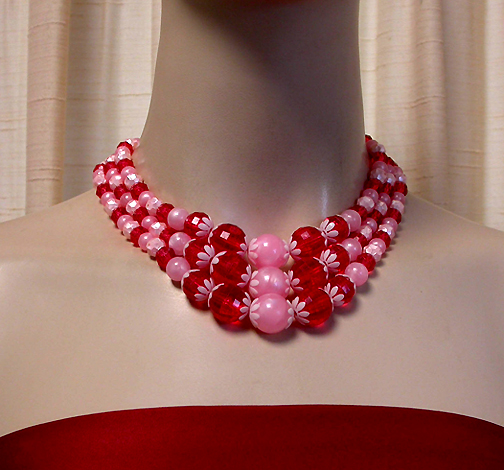 a beautiful vintage costume jewelry necklace unsigned