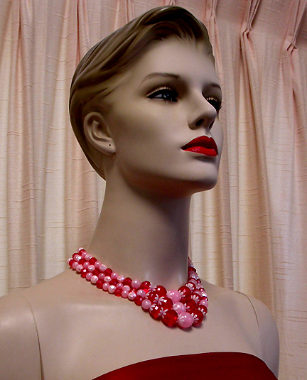 a beautiful vintage costume jewelry necklace unsigned