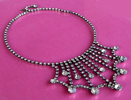 a beautiful vintage costume jewelry necklace unsigned