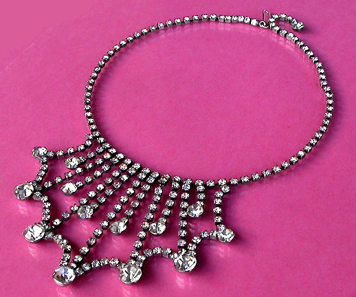 a beautiful vintage costume jewelry necklace unsigned