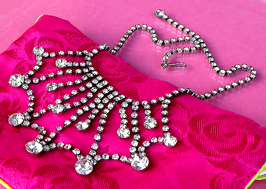 a beautiful vintage costume jewelry necklace unsigned