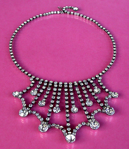 a beautiful vintage costume jewelry necklace unsigned
