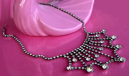a beautiful vintage costume jewelry necklace unsigned
