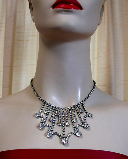 a beautiful vintage costume jewelry necklace unsigned