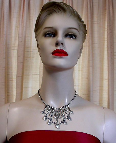 a beautiful vintage costume jewelry necklace unsigned