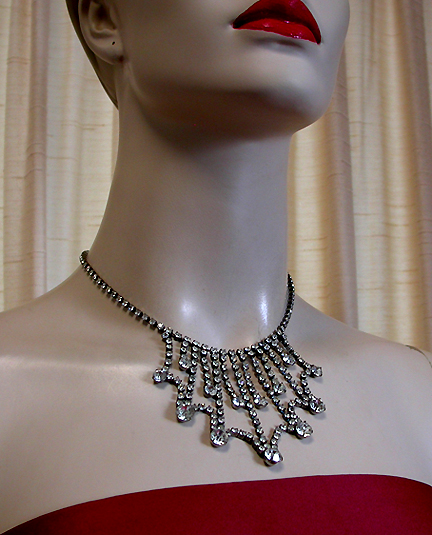 a beautiful vintage costume jewelry necklace unsigned