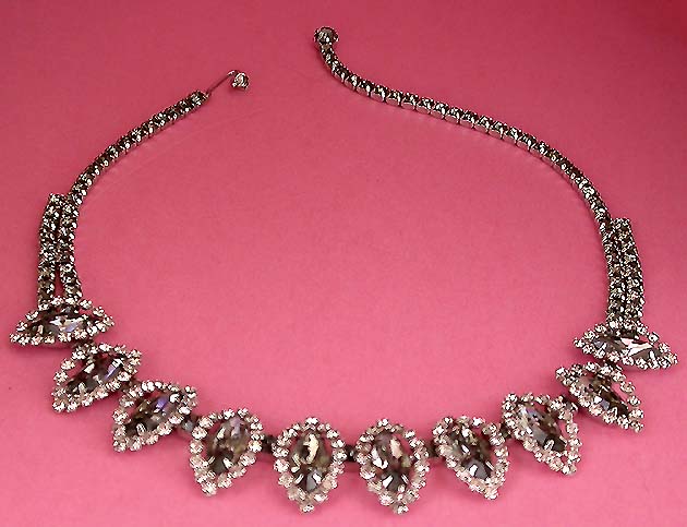 a beautiful vintage costume jewelry necklace unsigned