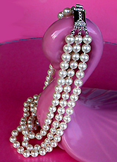 a beautiful vintage costume jewelry necklace