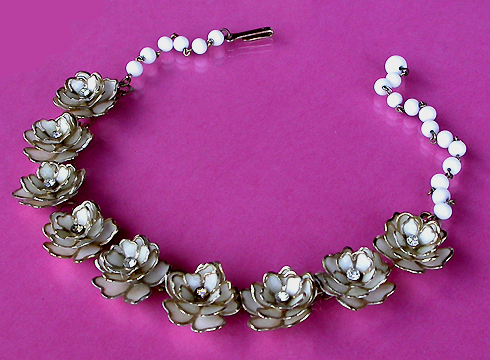 a beautiful vintage costume jewelry necklace unsigned