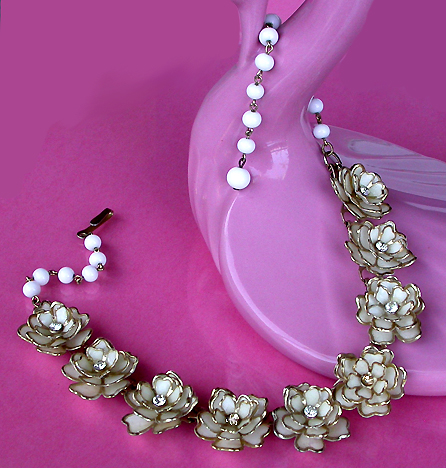 a beautiful vintage costume jewelry necklace unsigned