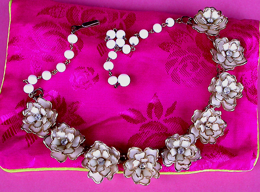 a beautiful vintage costume jewelry necklace unsigned