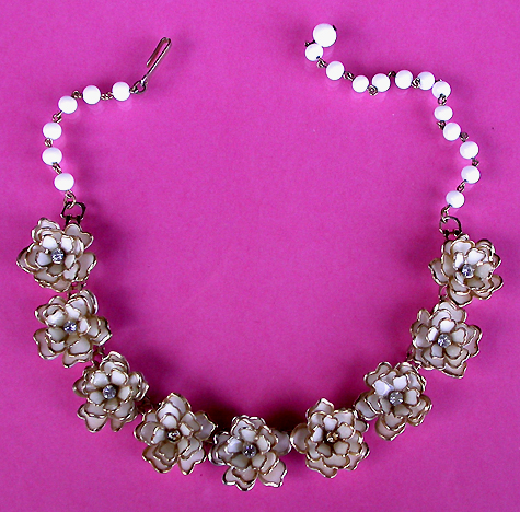 a beautiful vintage costume jewelry necklace unsigned