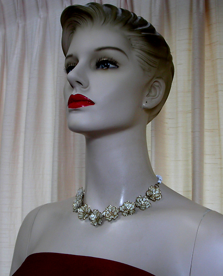 a beautiful vintage costume jewelry necklace unsigned