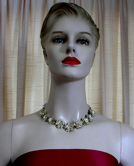 a beautiful vintage costume jewelry necklace unsigned
