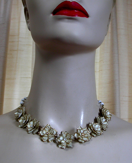 a beautiful vintage costume jewelry necklace unsigned