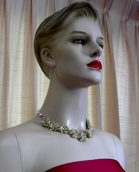 a beautiful vintage costume jewelry necklace unsigned