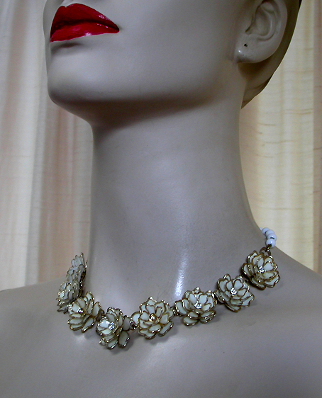a beautiful vintage costume jewelry necklace unsigned