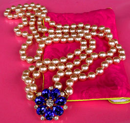 a beautiful vintage costume jewelry necklace