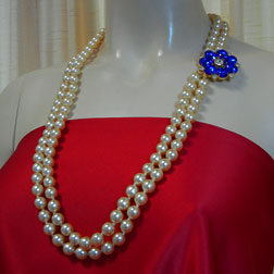 a beautiful vintage costume jewelry necklace