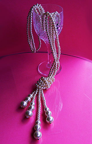 a beautiful vintage costume jewelry necklace unsigned