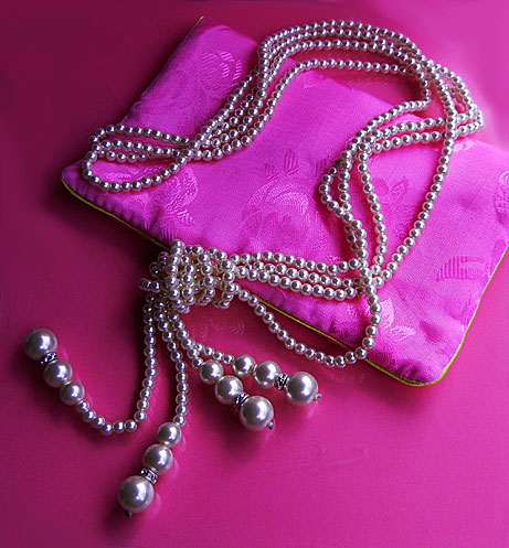 a beautiful vintage costume jewelry necklace unsigned