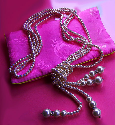 a beautiful vintage costume jewelry necklace unsigned