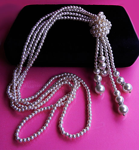a beautiful vintage costume jewelry necklace unsigned