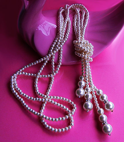 a beautiful vintage costume jewelry necklace unsigned