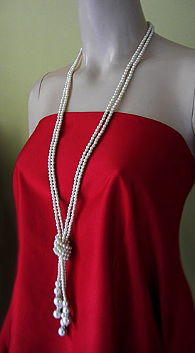 a beautiful vintage costume jewelry necklace unsigned