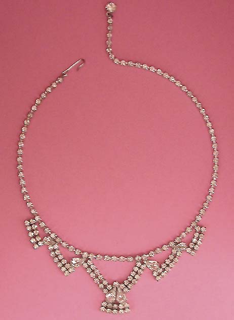a beautiful vintage costume jewelry necklace unsigned