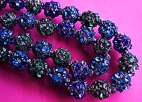 a beautiful vintage costume jewelry necklace