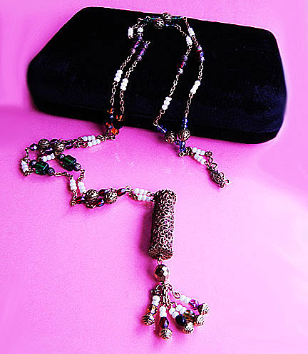 a beautiful vintage costume jewelry necklace unsigned