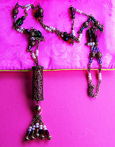 a beautiful vintage costume jewelry necklace unsigned