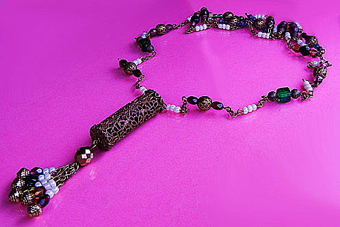 a beautiful vintage costume jewelry necklace unsigned