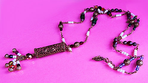 a beautiful vintage costume jewelry necklace unsigned