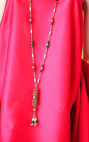 a beautiful vintage costume jewelry necklace unsigned