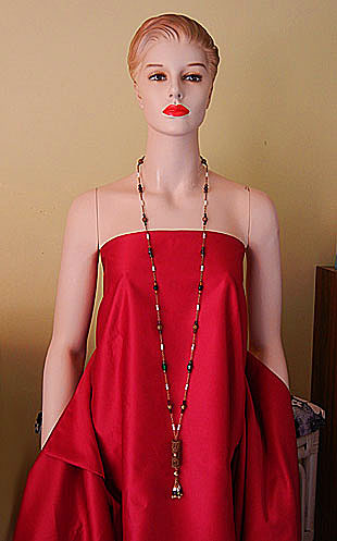 a beautiful vintage costume jewelry necklace unsigned