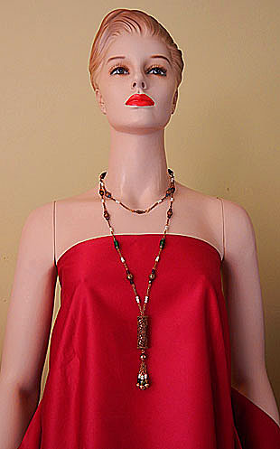 a beautiful vintage costume jewelry necklace unsigned