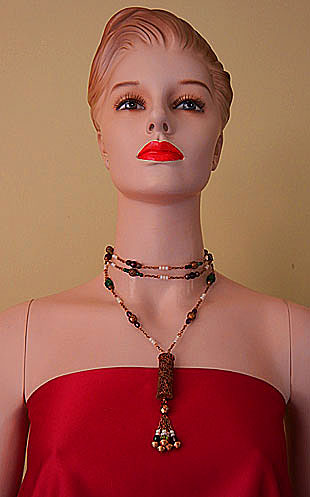 a beautiful vintage costume jewelry necklace unsigned