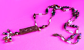 a beautiful vintage costume jewelry necklace